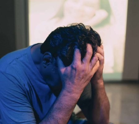גבר יושב ומהרהר